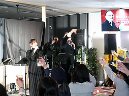 画像ギャラリー No.030のサムネイル画像 / 「光吉猛修 35周年記念ディナーショー in セガ本社」レポート。日本一歌のうまいサラリーマンが昼夜にわたって全22曲を披露(独占インタビューも)